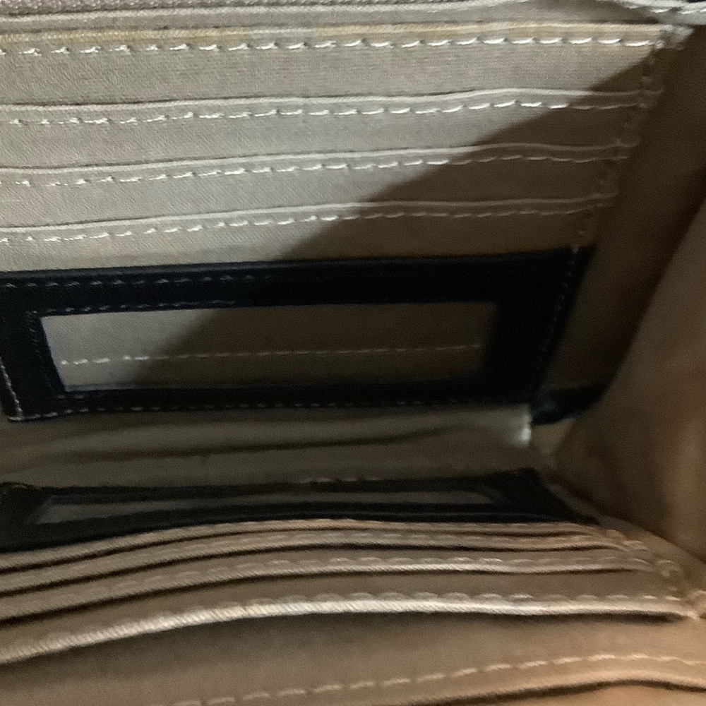 Chic Black Crossbody Bag with Patterned Strap - Picture 4 of 7